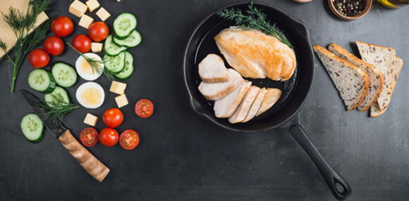Hay varios alimentos ricos en hierro que puedes usar en tus recetas Existen muchas alternativas para incorporar alimentos ricos en hierro
