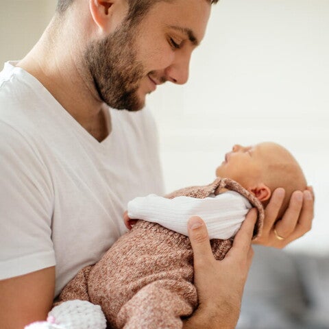 Ser papá Papá sosteniendo a su bebé